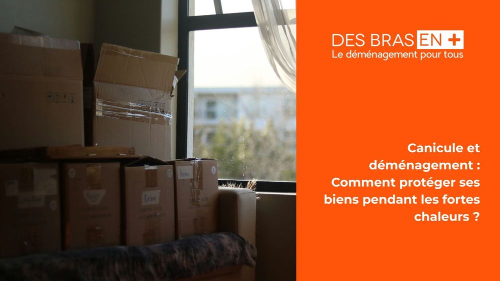 Cartons de déménagement dans une maison près d'une fenêtre ensoleillée pendant une canicule