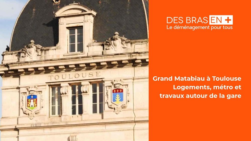façade de la gare de Toulouse avec la bannière Des Bras en Plus