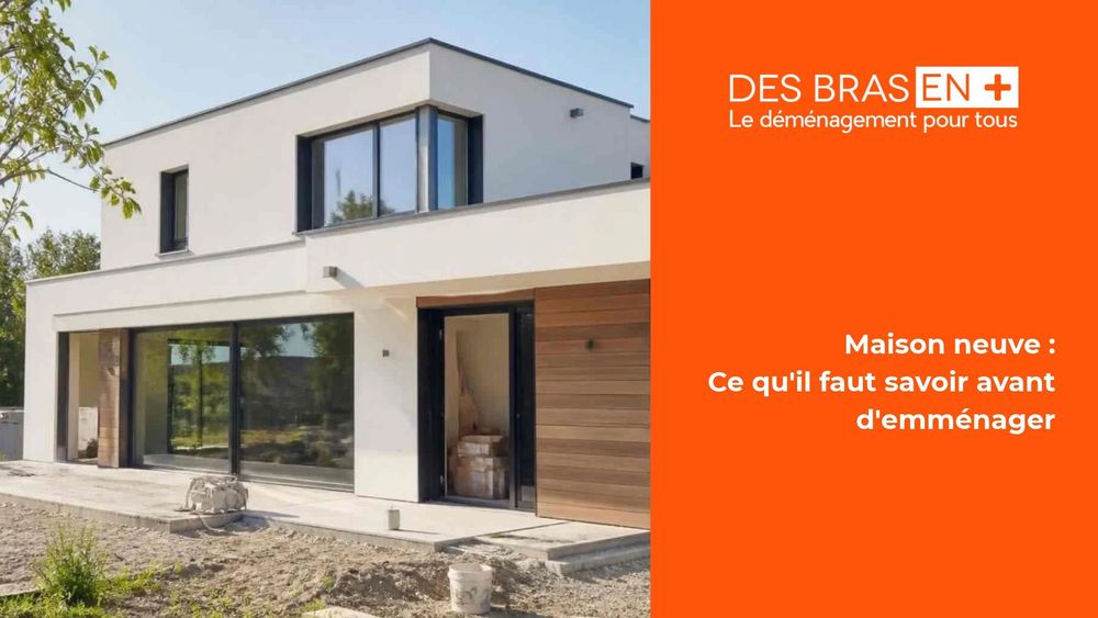 maison moderne blanche, avec la bannière Des Bras en Plus