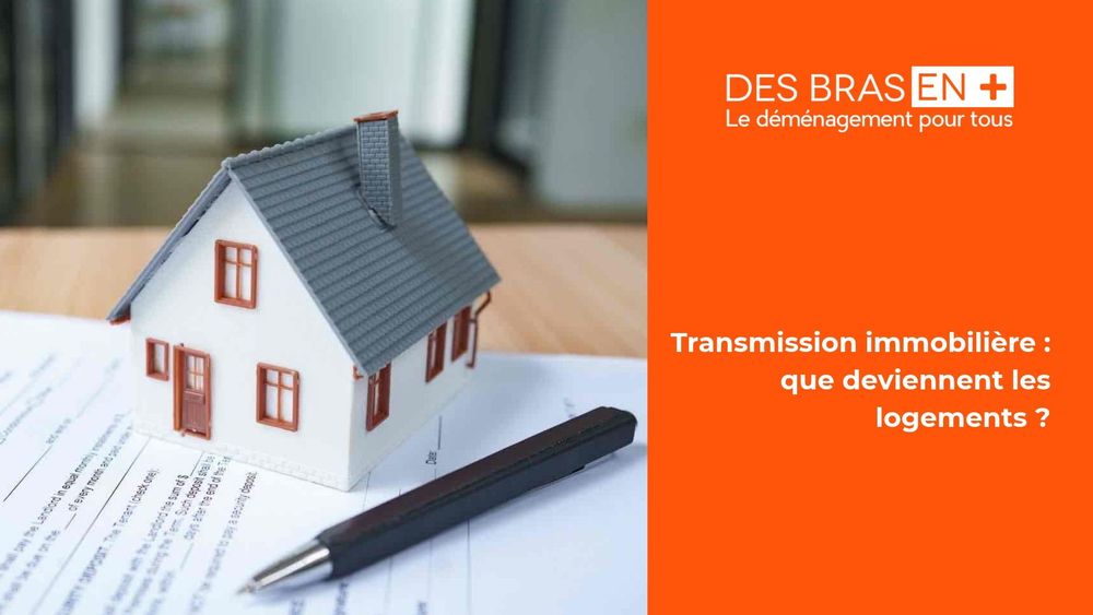 petite maison en carton avec un stylo et un contrat, avec la bannière des bras en plus
