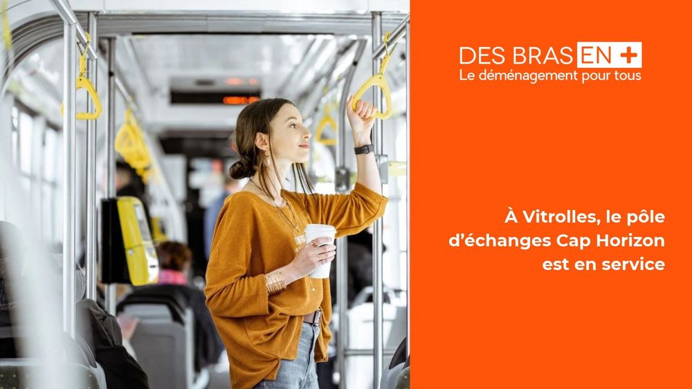 une femme se tenant dans un bus avec un café a la main et la bannière des bras en plus