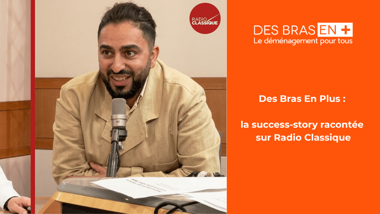 Massoud Ayati, président Des Bras En Plus est interviewé dans un studio de Radio Classique. Il est assis devant un micro, face à l'interviewer de l'émission « Comment j’ai réussi » hors champ.