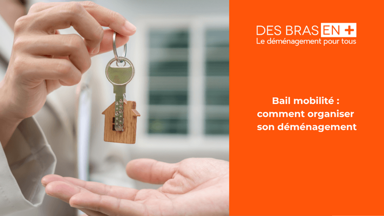 Remise de clés de logement avec porte-clés en bois en forme de maison au moment de déménager en bail mobilité. 