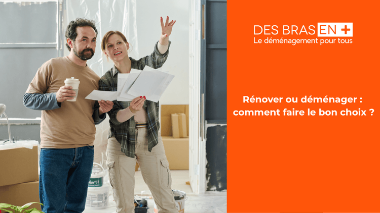 Rénover ou déménager : un couple consultant des plans dans un logement en travaux. 