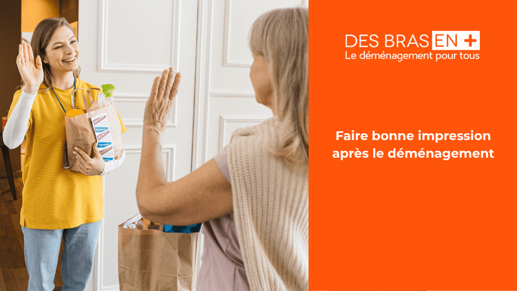 Une voisine souriante offre des sacs de courses à une dame. Un geste convivial et bienveillant pour plaire à ses voisins après un déménagement. 