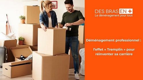 Jeune couple préparant ses cartons de déménagement à côté d'une affiche promotionnelle Des Bras En Plus sur la mobilité et la réussite professionnelle.