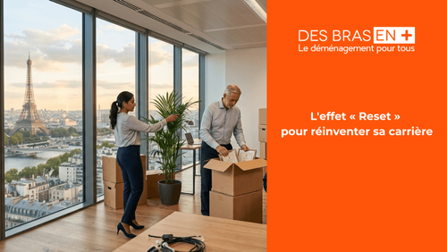 Une équipe professionnelle installe un nouveau bureau, en déballant des cartons face à une vue sur la Seine et la Tour Eiffel.