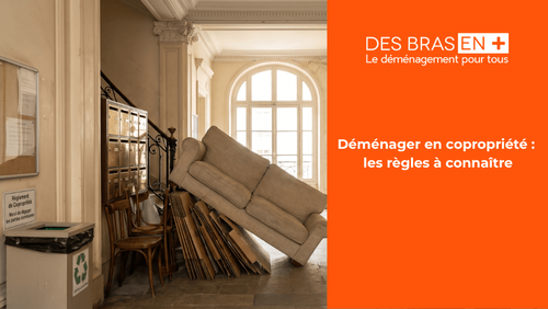 Canapé et cartons abandonnés dans le hall d'un immeuble lors d'un déménagement en copropriété. 