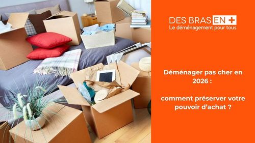 Cartons de déménagement empilés pour préparer un déménagement pas cher.