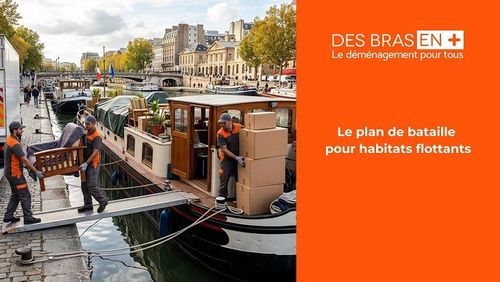 Une photo en contre-plongée, prise par une journée ensoleillée, montre un déménagement en cours le long d'un canal pavé à Paris. Deux déménageurs en uniformes orange et bleus transportent précautionneusement un canapé en bois sur une passerelle d'embarquement reliant le quai à la péniche.