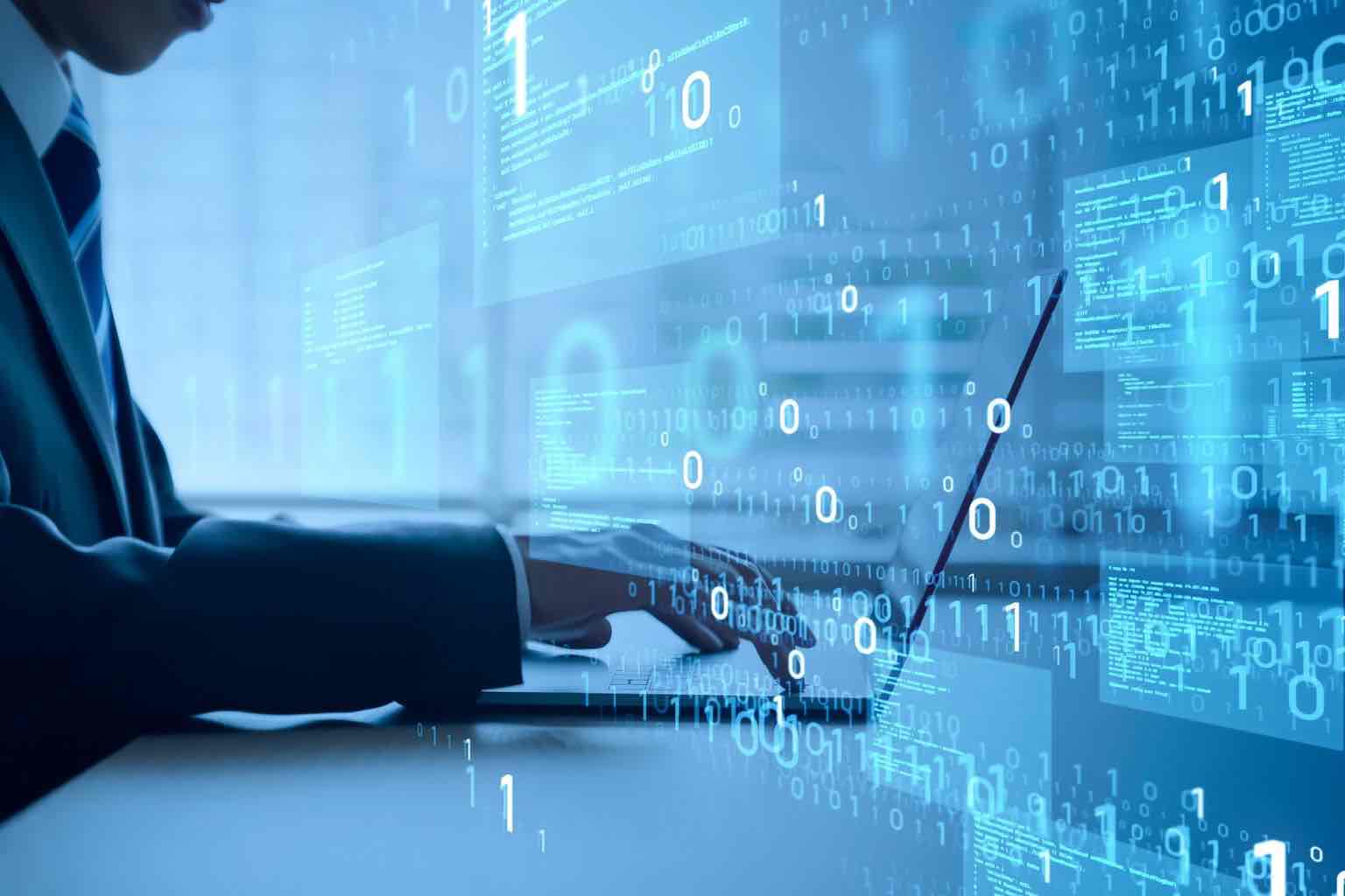 informaticien travaillant sur son ordinateur 